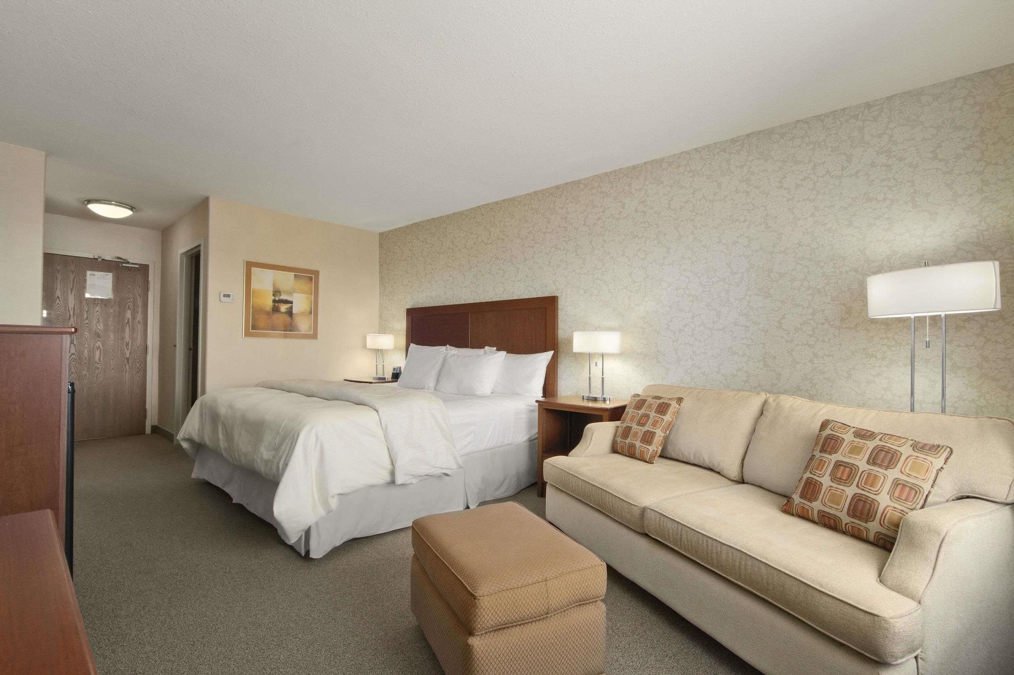Days Inn & Suites By Wyndham Brandon Exterior photo