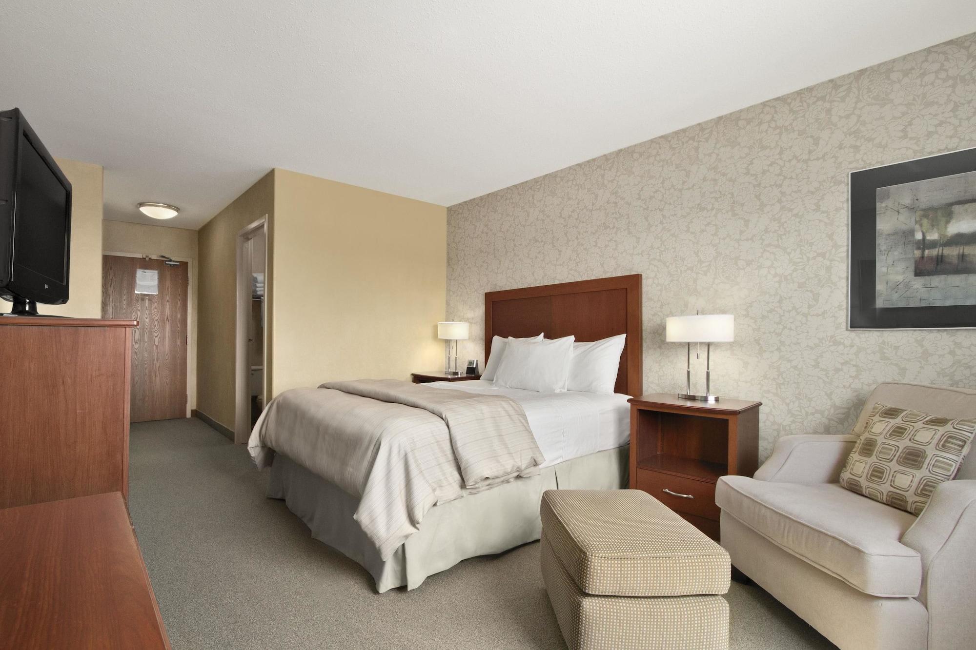 Days Inn & Suites By Wyndham Brandon Exterior photo