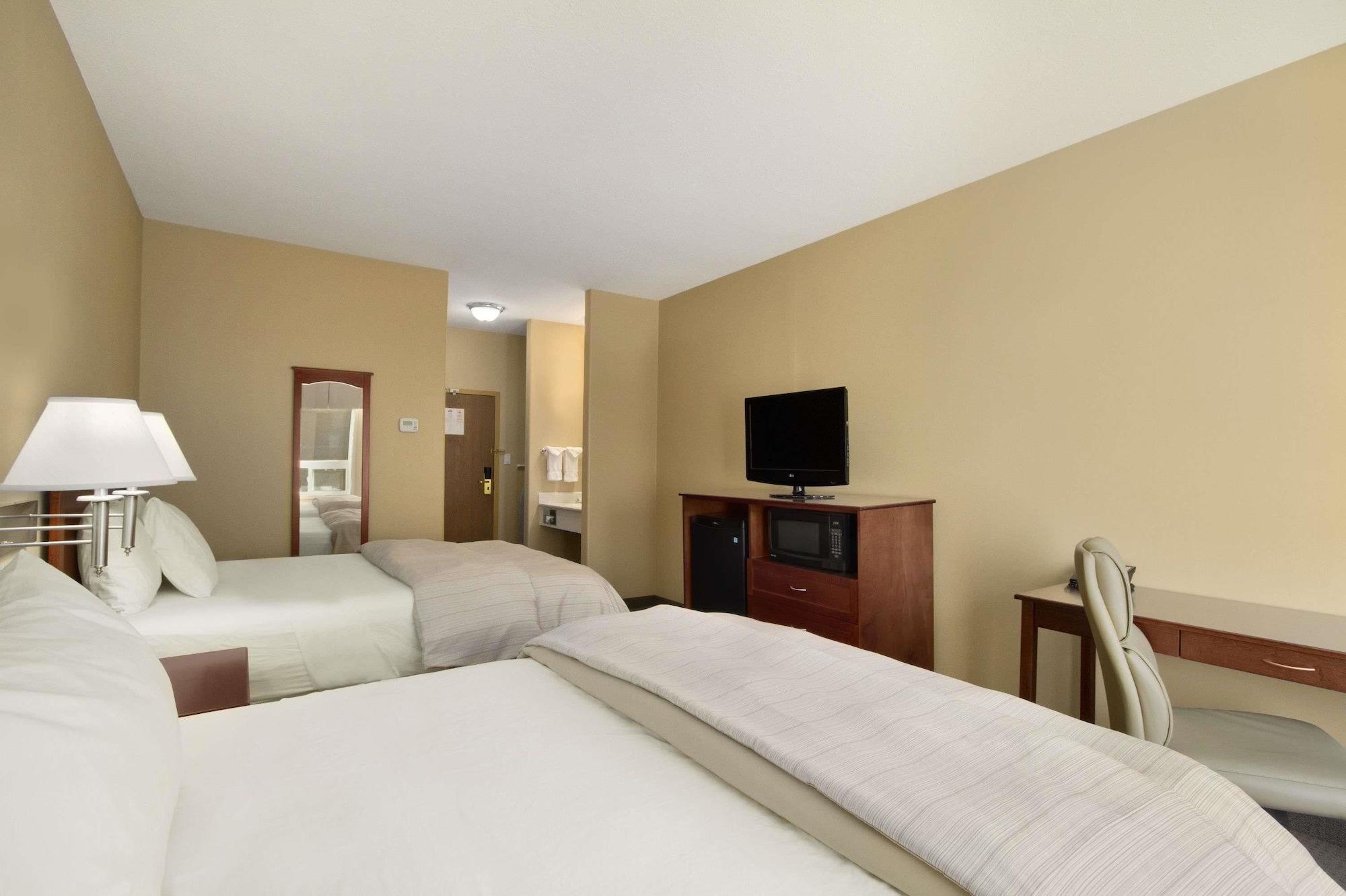 Days Inn & Suites By Wyndham Brandon Exterior photo