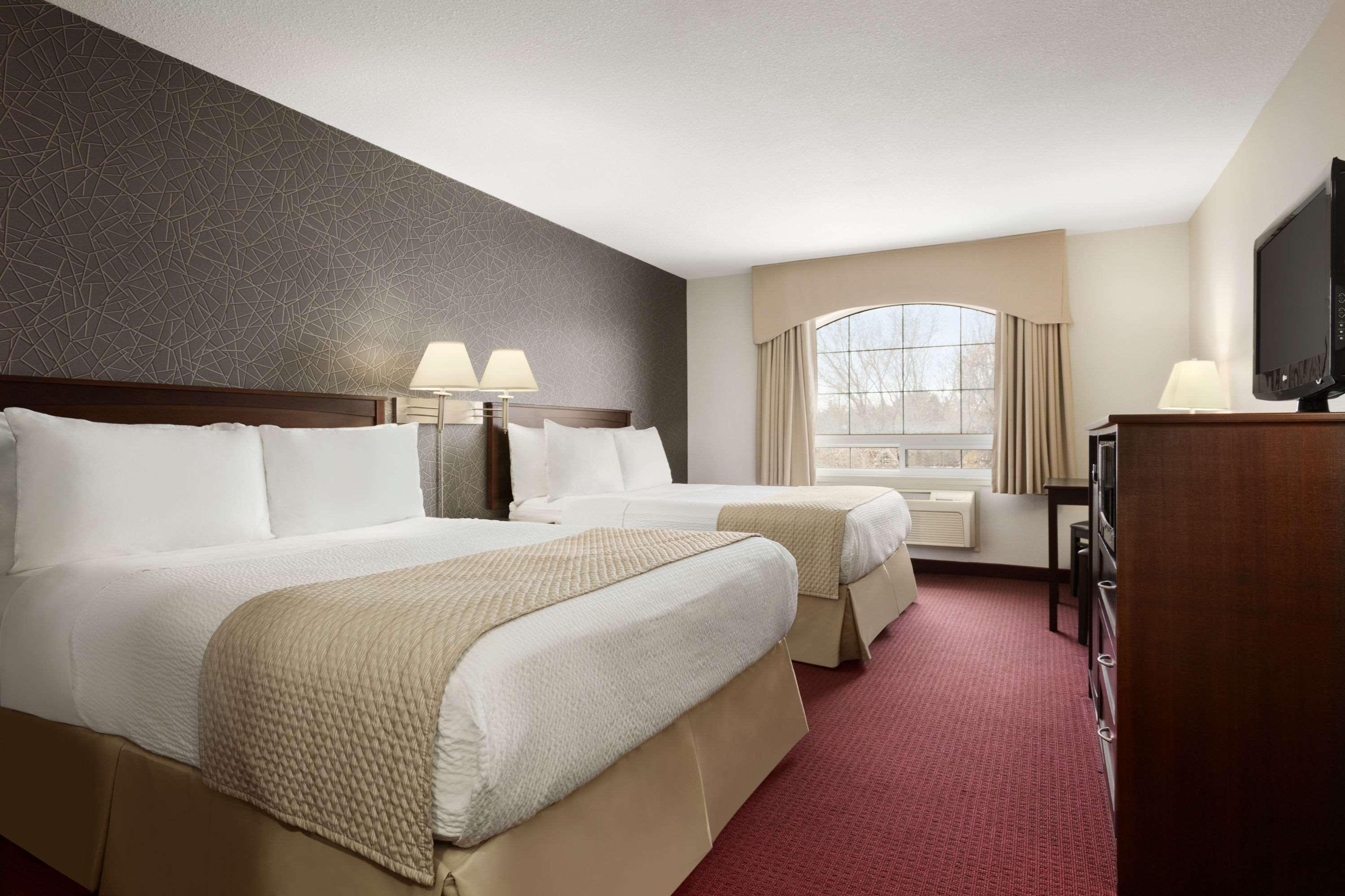 Days Inn & Suites By Wyndham Brandon Exterior photo