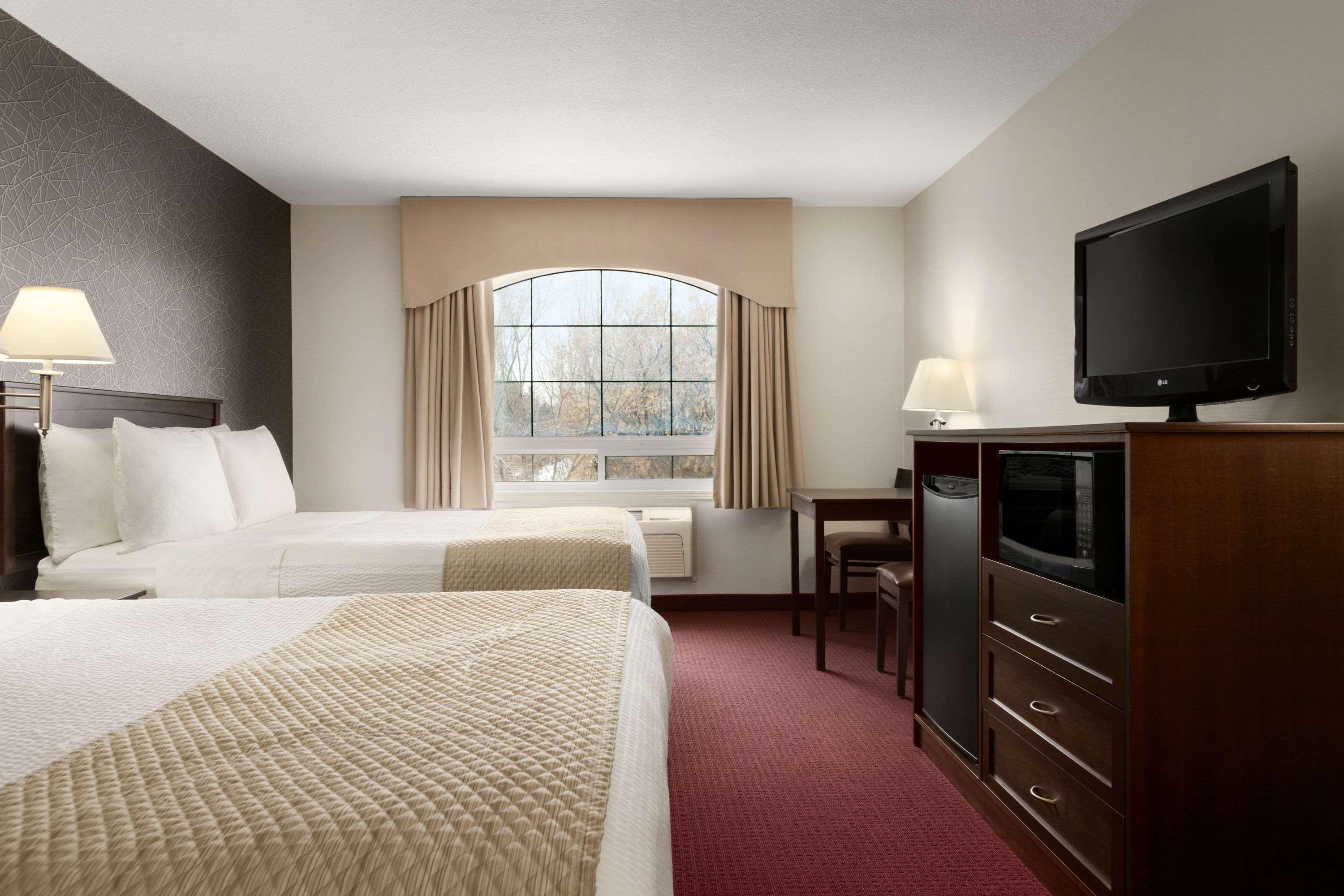 Days Inn & Suites By Wyndham Brandon Exterior photo