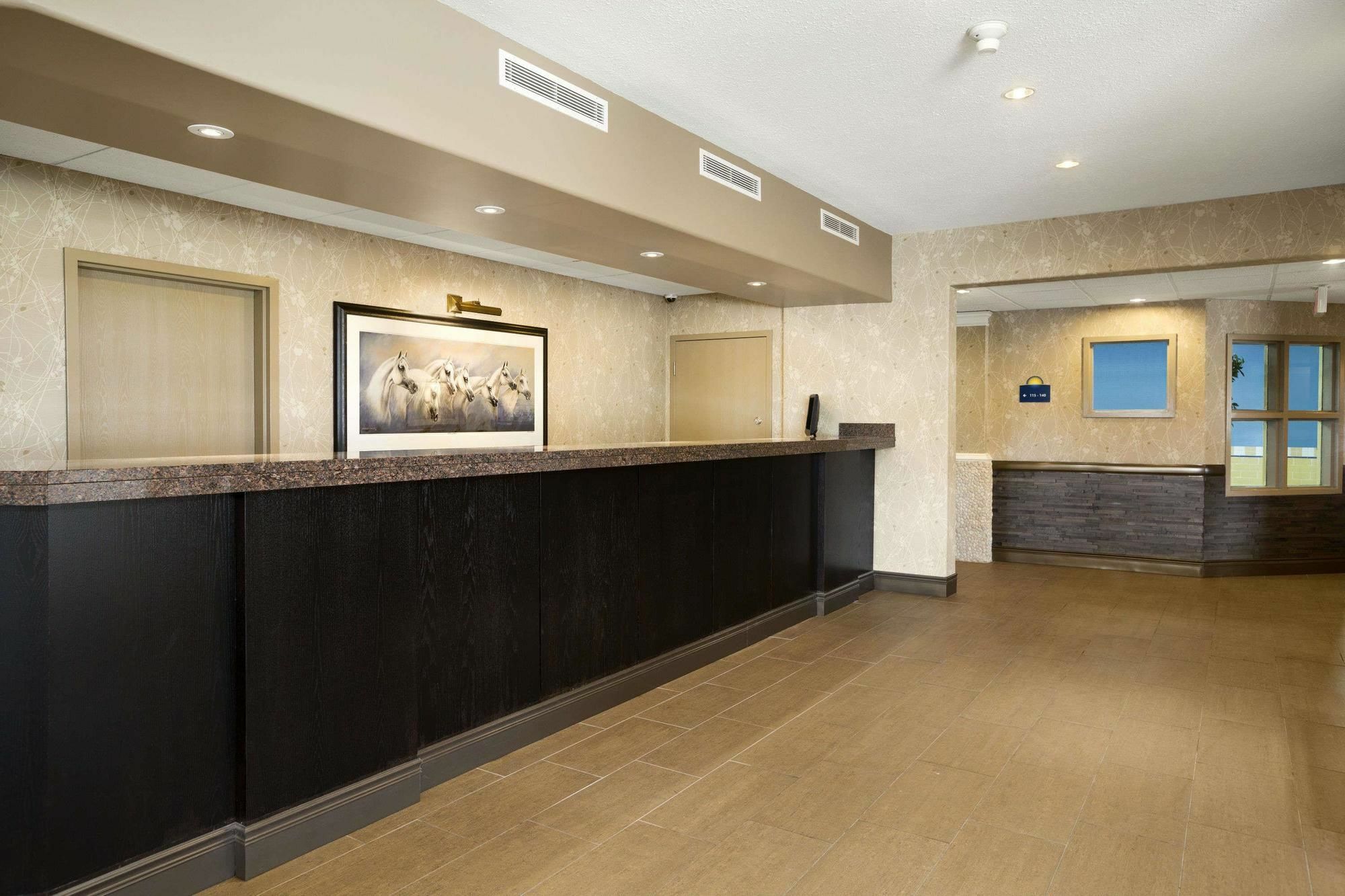 Days Inn & Suites By Wyndham Brandon Exterior photo