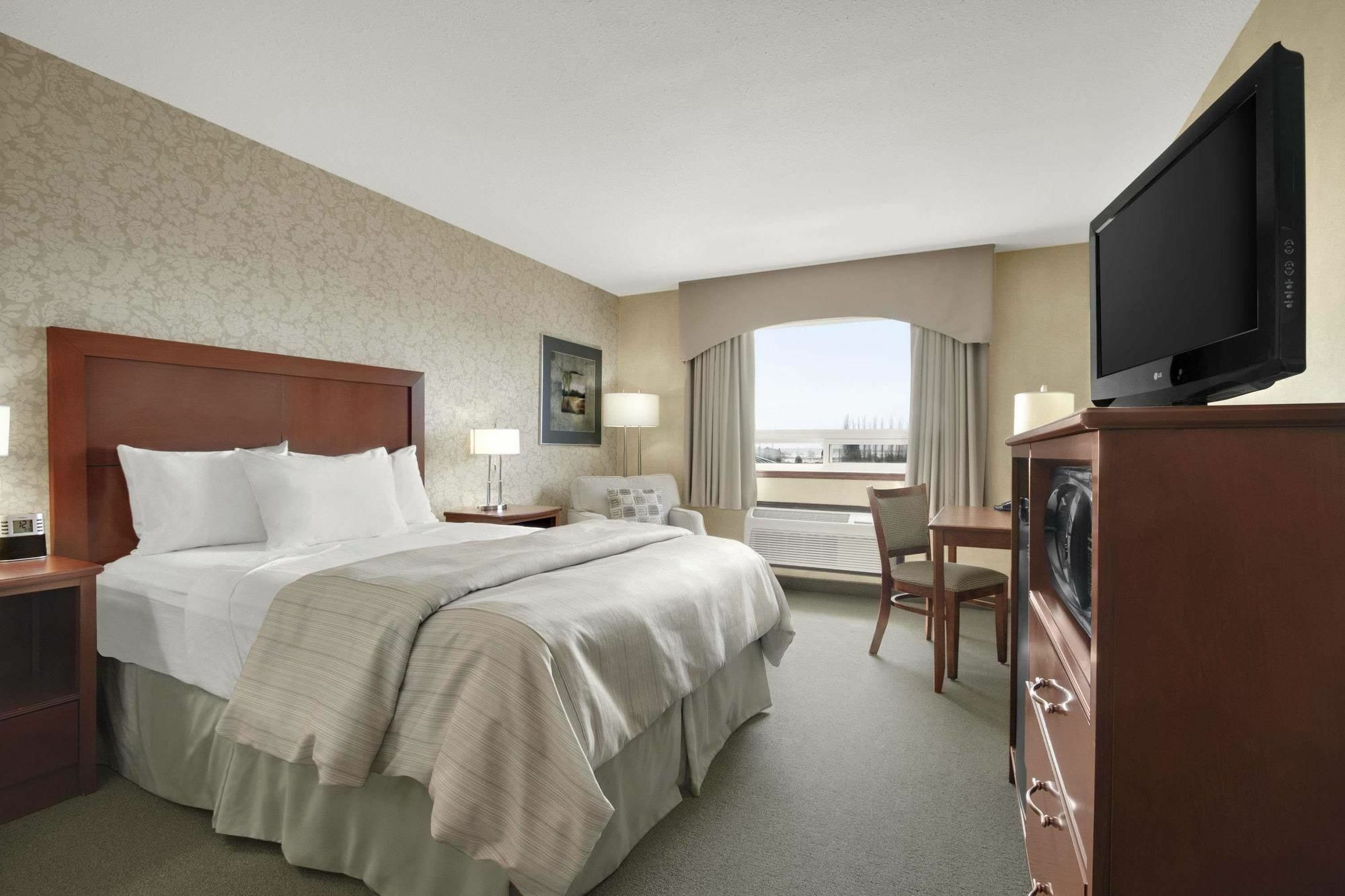 Days Inn & Suites By Wyndham Brandon Room photo