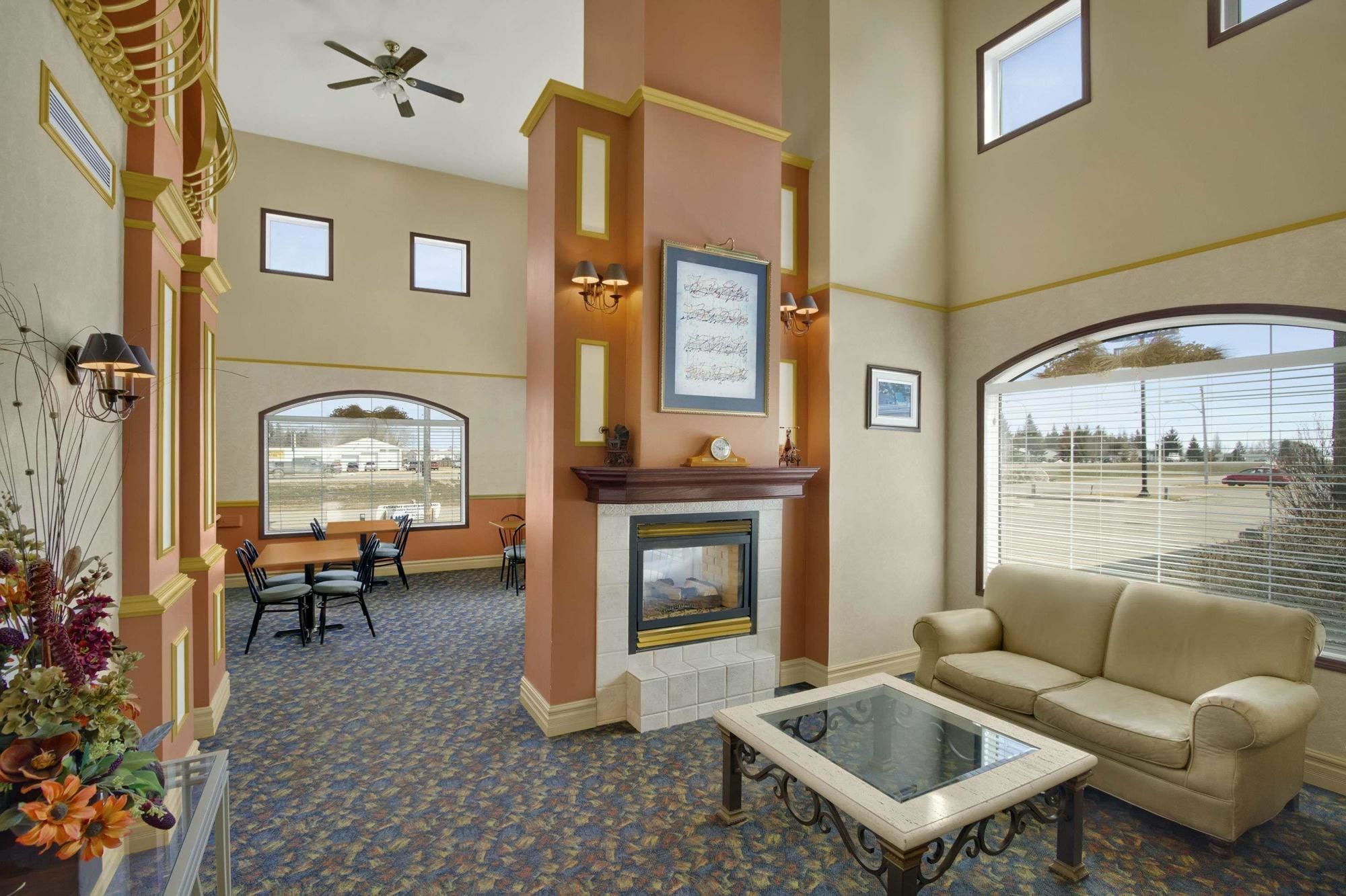 Days Inn & Suites By Wyndham Brandon Exterior photo